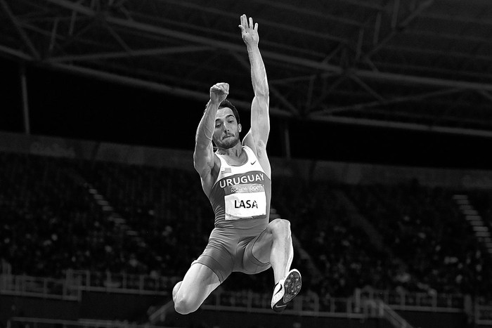 Emiliano Lasa compite en salto largo, el viernes, en el Estadio Olímpico, en Río de Janeiro. Foto: Franck Fife, Afp