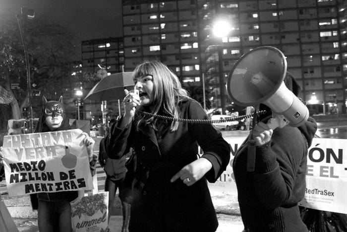 Georgina Orellano durante un escrache de la Asociación de Mujeres Meretrices de Argentina, el 1º de agosto, frente a la organización La Alameda. Foto: ammar.org.ar, s/d de autor