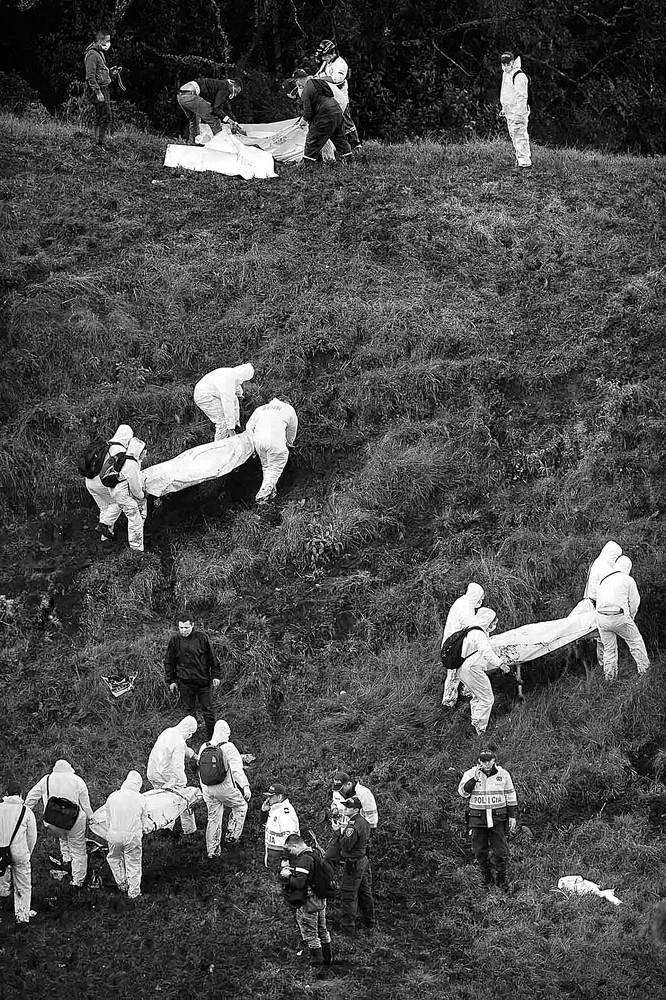 Miembros del equipo forense trasladan cuerpos del accidente de avión, ayer, en las montañas de Cerro Gordo, municipio de La Unión, Colombia. Foto: Raúl Arboleda, AFP