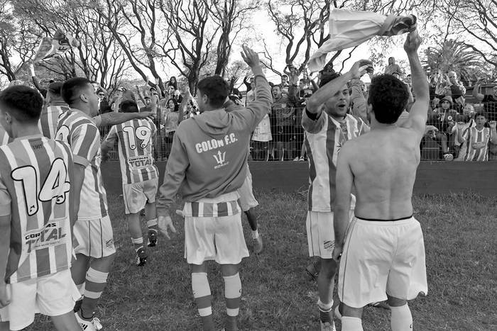 Jugadores de Colón festejan luego de ser campeones del Clausura de la Segunda B, ayer en el Parque Palermo. Foto: Sandro Pereyra