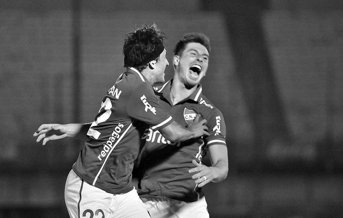 Santiago Romero, de Nacional, festeja su gol a Torque, con Alfonso Espino, el sábado, en el estadio Centenario. Foto: Federico Gutiérrez