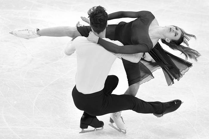 Los franceses Gabriella Papadakis y Guillaume Cizeron compiten en patinaje artístico durante los Juegos Olímpicos de Invierno Pyeongchang 2018. Foto: Roberto Schmidt, AFP