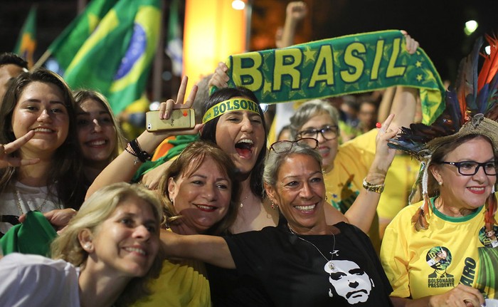 Partidarios de Jair Bolsonaro, festejan frente al Congreso Nacional, el domingo, en Brasilia. · Foto: Sergio Lima