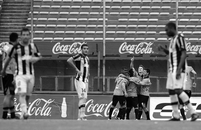 Jugadores de Peñarol y de Sud América, tras el primer gol del segundo, el sábado en el estadio Centenario.  · Foto: Nicolás Celaya