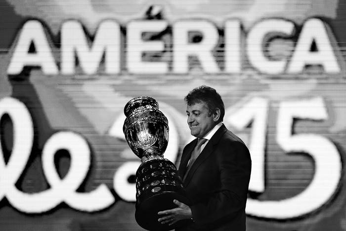  Wilmar Valdez, presidente de la AUF, presenta el trofeo, ayer, durante el sorteo de la Copa América Chile 2015, en la Quinta Vergara, en Viña del Mar (Chile). / Foto: Mario Ruiz, Efe