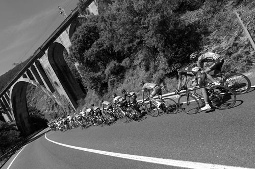  El pelotón durante la quinta etapa de la Vuelta Ciclista a España 2013 que ha salido de la localidad gallega de Sober y finalizó en el Lago de Sanabria (Zamora). · Foto:  Javier Lizón, Efe