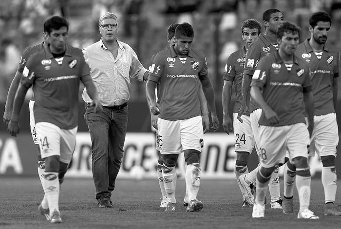 Álvaro Gutiérrez y los jugadores de Nacional se retiran al final del primer tiempo con Palestino, el 5 de febrero, en el estadio Santa Laura, en Santiago de Chile. Foto: Felipe Trueba, Efe