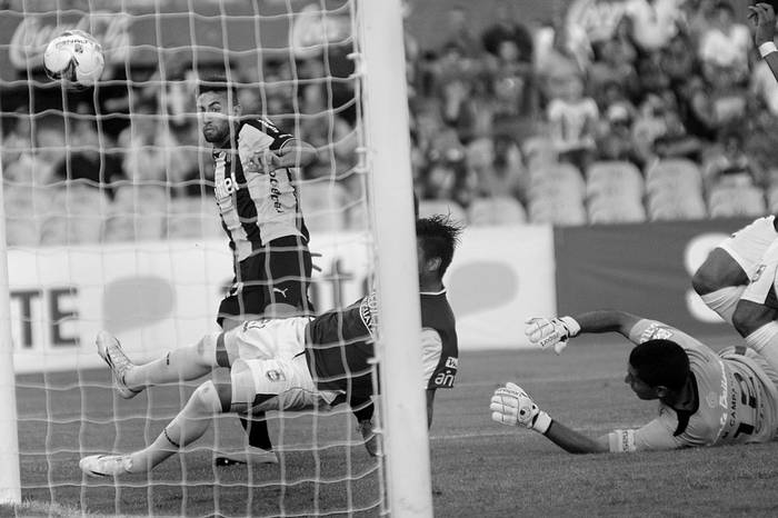 Jonathan Urretaviscaya en el momento de marcar el segundo gol de Peñarol, ayer, en el estadio Centenario. Foto: Pablo Vignali