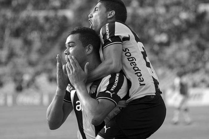Sebastián Píriz y Jonathan Urretaviscaya, de Peñarol, festejan el primer gol a Fénix, ayer, en el estadio Centenario. Foto: Pablo Vignali