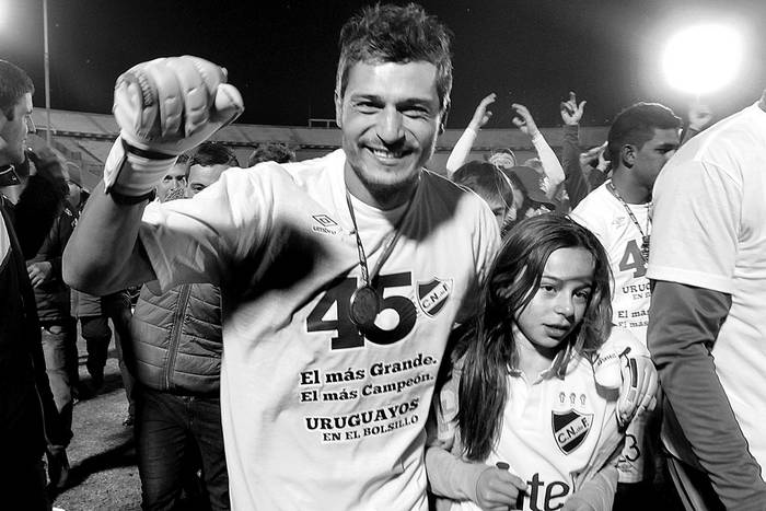 Gustavo Munúa festeja el Campeonato Uruguayo, el 14 de junio, en el estadio Centenario. Foto: Sandro Pereyra