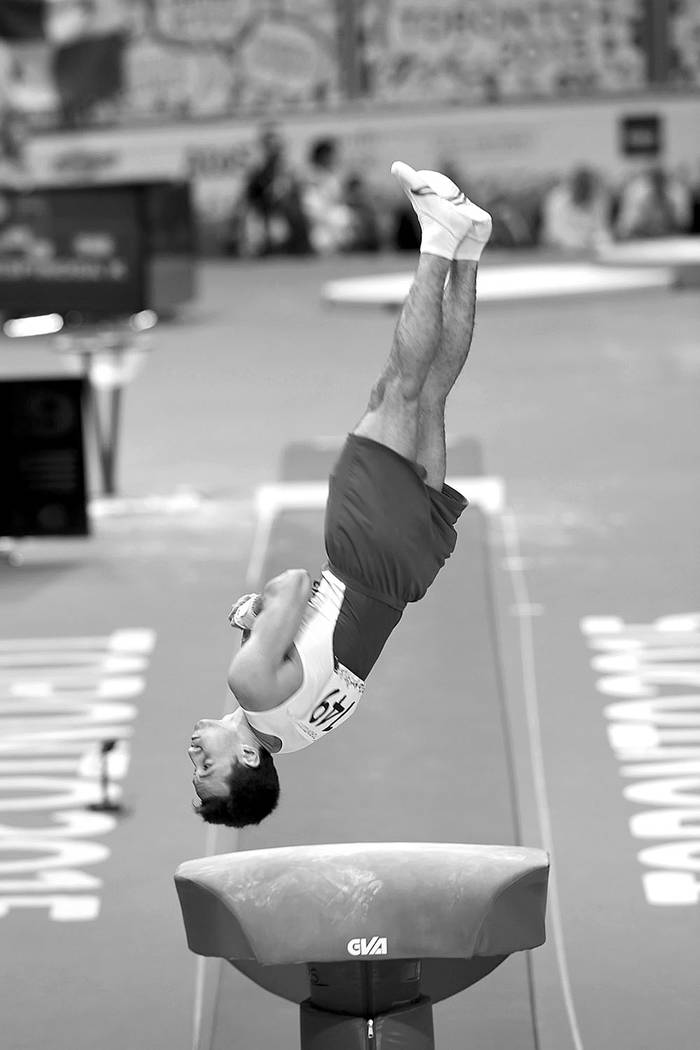 Cristian Meneses, de Uruguay, compite en gimnasia masculina en los Juegos Panamericanos en el Center Stadium, en Toronto, Canadá. Foto: Gerardo Correa