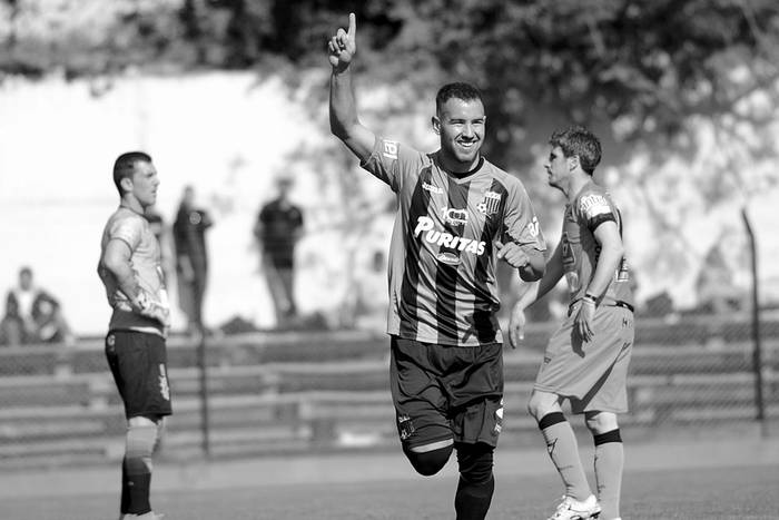 Junior Arias, de Liverpool, tras convertir el gol a Sud América, ayer, en Belvedere. Foto: Pablo Vignali