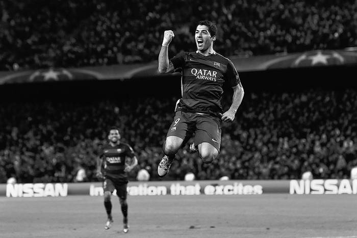 Luis Suárez, de Barcelona, festeja un gol a Roma, ayer, en el estadio Camp Nou de Barcelona. Foto: Josep Lago, AFP