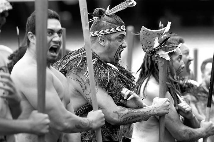 Guerreros maoríes realizan un haka frente al ataúd de Jonah Lomu, ayer, en Auckland, Nueva Zelanda. Foto: Michael Bradley, AFP