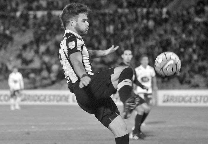 Nahitan Nández, durante el partido Peñarol-Huracán por la Copa Libertadores. Foto: Federico Gutiérrez