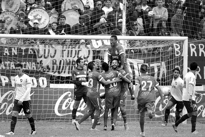 Los jugadores de Rentistas festejan un gol a Nacional, el sábado, en el estadio Luis Franzini. Foto: Santiago Mazzarovich