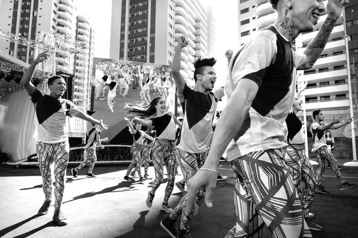 Bailarines ensayan para la bienvenida de los equipos olímpicos, ayer, en la Villa Olímpica de Río de Janeiro, Brasil. Foto: Yasuyoshi Chiba, Afp