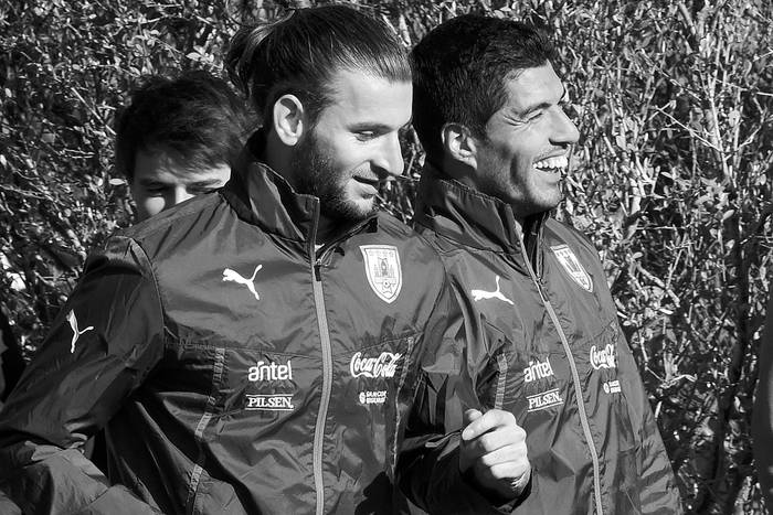 Gastón Silva y Luis Suárez durante un entrenamiento de la selección, el sábado,
en el complejo Uruguay Celeste. Foto: Miguel Rojo, Afp