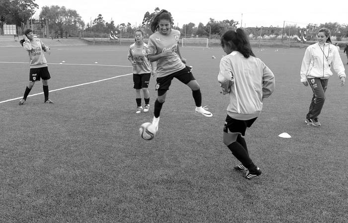 Entrenamiento de la selección uruguaya de fútbol femenina sub 17 en el complejo de Alto Rendimiento de la Asociación Uruguaya de Fútbol. Foto: Sandro Pereyra (archivo, abril de 2017)