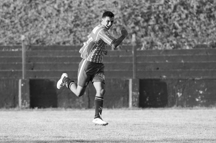 Eduardo Darias tras convertir el segundo gol para Central Español, ayer, en el Parque Palermo. Foto: Pablo Vignali