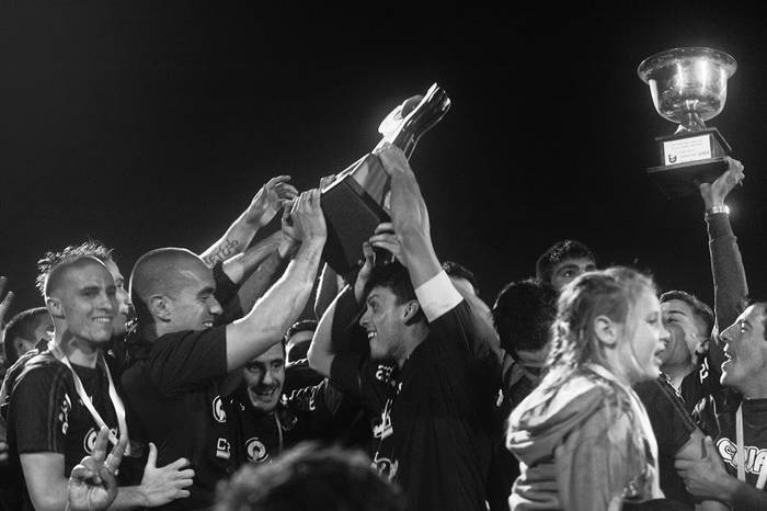 Los jugadores de Canelones festejan la conquista de la Copa Nacional de Selecciones en el estadio Eduardo Martínez Monegal, en Canelones. Foto: Fernando Morán (archivo, abril de 2017)