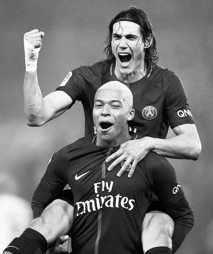 Edinson Cavani y Kylian Mbappé, de Paris Saint-Germain, ayer, en el estadio Parque de los Príncipes, en París. Foto: Franck Fife, Afp