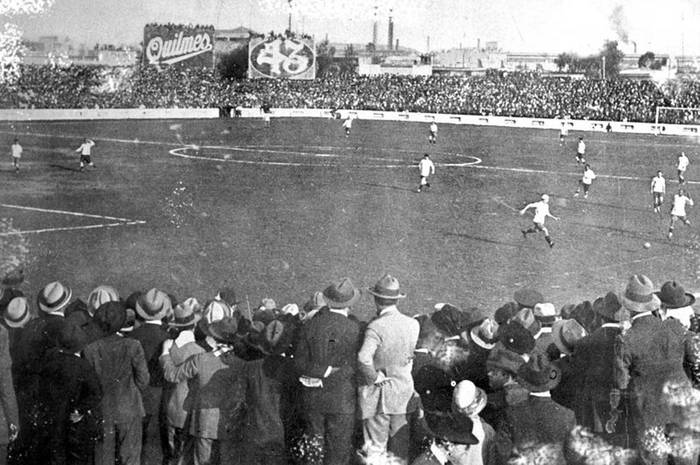 Foto de El Gráfico, de Argentina 2-1 Uruguay, jugado el 2 de octubre de 1924 en la cancha de Sportivo Barracas, Buenos Aires.
