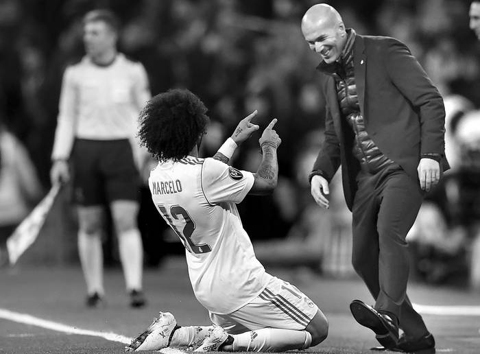 Marcelo, de Real Madrid, y el entrenador Zinedine Zidane, durante el partido contra Paris Saint-Germain, ayer, en el estadio Santiago Bernabéu, en Madrid. Foto: Gabriel Bouys, AFP
