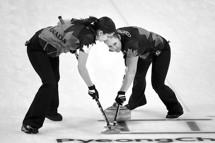 Las canadienses Joanne Courtney (i) y Lisa Weagle, ayer, durante la sesión de round robin entre Canadá y Suecia, en los Juegos Olímpicos de Invierno de Pyeongchang. Foto: Wang Zhao, AFP