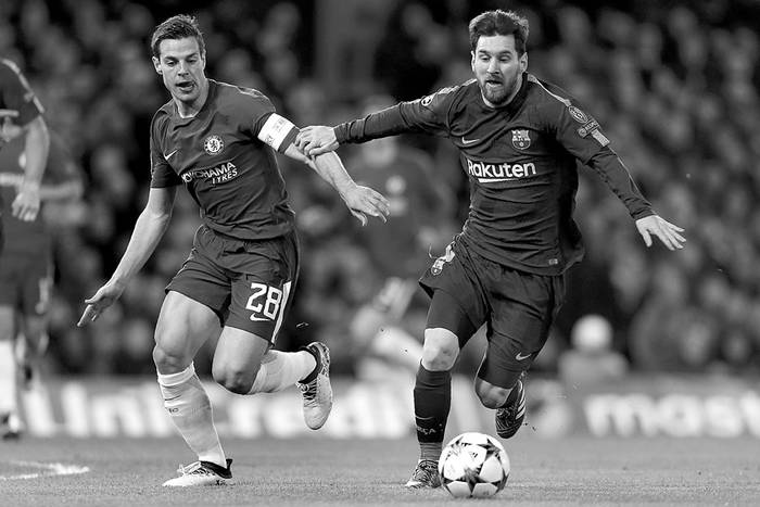 César Azpilicueta, de Chelsea (i) y Lionel Messi, de Barcelona, ayer, en el estadio Stamford Bridge de Londres. Foto: Ian Kingston, AFP