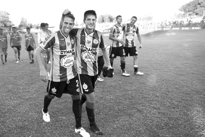 Danilo Asconeguy y Joaquín Gottesman festejan el triunfo de Progreso a Nacional, ayer, en el estadio José Nazzasi. Foto: Andrés Cuenca