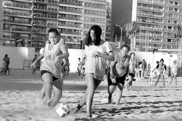 Festival de Fútbol Playa Femenino, el sábado, en Pocitos. Foto: Alessandro Maradei