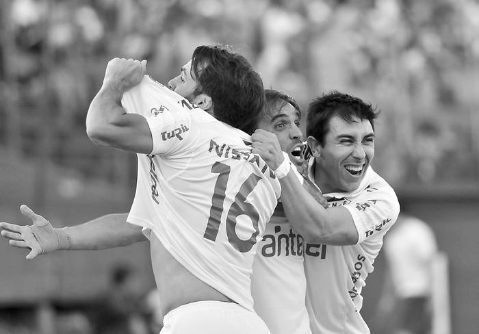 Sebastián Rodríguez, Matías Zunino y Jorge Fucile, ayer, tras el gol de Zunino a Rampla Juniors. Foto: Federico Gutiérrez