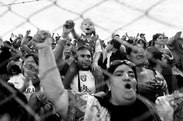 Hinchas de Tacuarembó, en la tribuna visitante del estadio Ernesto Dickinson, al final del encuentro ante el seleccionado de Salto, por la Copa Nacional de Selecciones de OFI. / Foto: Sandro Pereyra Hinchas de Tacuarembó, en la tribuna visitante del estadio Ernesto Dickinson, al final del encuentro ante el seleccionado de Salto, por la Copa Nacional de Selecciones de OFI. / Foto: Sandro Pereyra