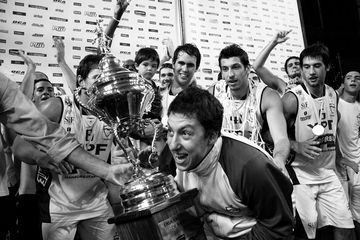 Fernando Martínez tras recibir el trofeo de la LUB, el 14 de marzo de 2011 en el Palacio Peñarol. / Foto: Victoria Rodríguez Fernando Martínez tras recibir el trofeo de la LUB, el 14 de marzo de 2011 en el Palacio Peñarol. / Foto: Victoria Rodríguez