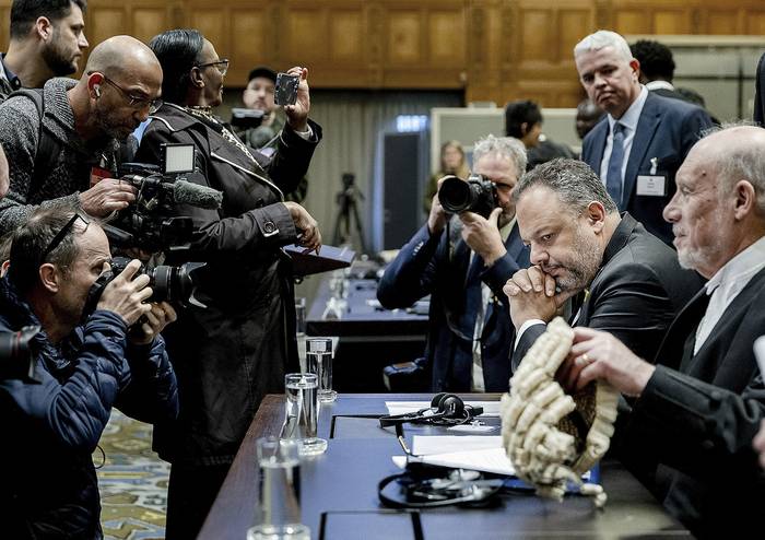 El asesor jurídico del Ministerio de Asuntos Exteriores de Israel, Tal Becker (centro), en la Corte Internacional de Justicia, en La Haya, el 12 de enero de 2024, antes de la audiencia del caso 
de genocidio contra Israel, denunciado por Sudáfrica. · Foto: Remko de Waal, AFP