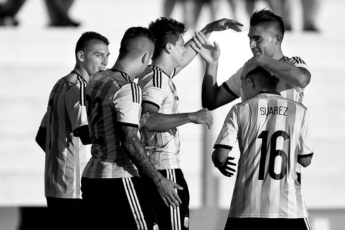 Jugadores de Argentina festejan al anotarle a Bolivia, ayer, en Colonia. Foto: Nicolás Rodríguez, Efe