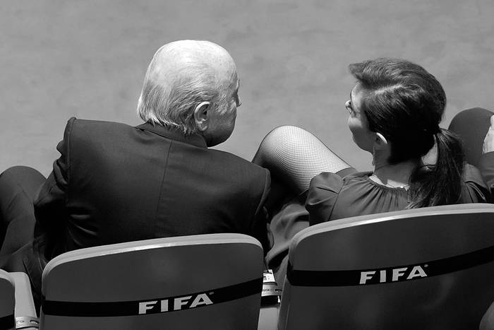 Joseph Blatter, presidente de la FIFA, y su novia Linda Gabrielian, durante el Congreso del organismo, ayer, en Zúrich, Suiza. Foto: Fabrice Coffrini, Afp
