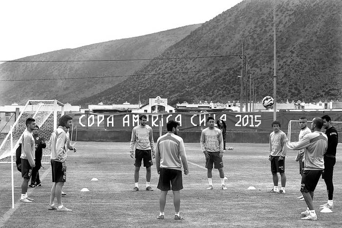 Los jugadores de la selección uruguaya durante un entrenamiento, el domingo, en el centro deportivo El Llano de La Serena (Chile). Foto: Javier Valdés Larrondo, Efe