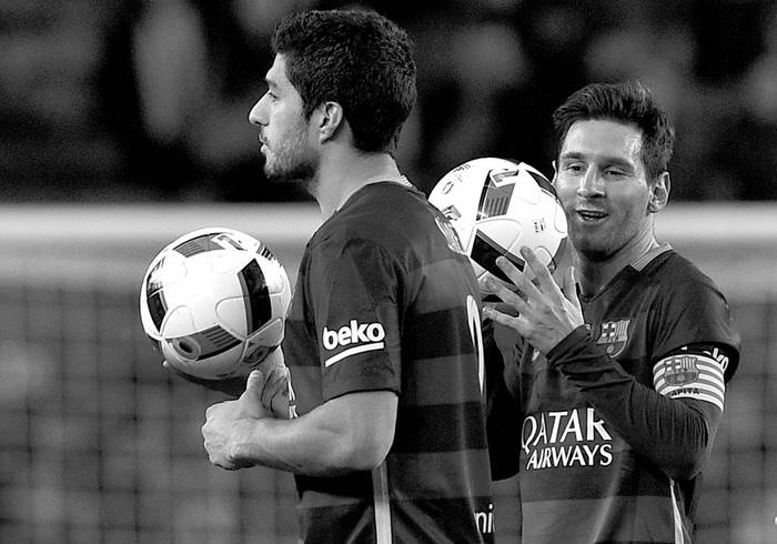 Luis Suárez y Lionel Messi, de Barcelona, abandonan el campo de juego luego del partido
con Valencia, ayer en el Camp Nou, en Barcelona. Foto: Lluis Gene, Afp