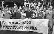Concentración de futbolistas, ayer, frente a la Mutual Uruguaya de Futbolistas Profesionales. Foto: Andrés Cuenca