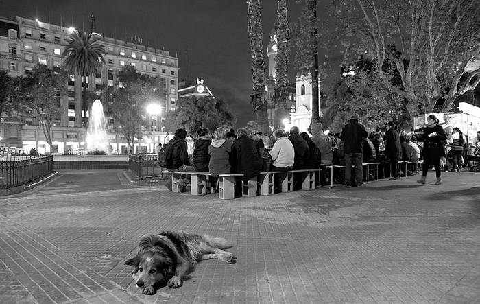 Olla popular en la Plaza de Mayo, frente a la Casa Rosada, en Buenos Aires. Foto: Juan Mabromata, Afp