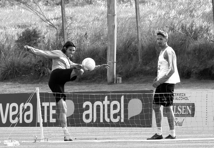 Edinson Cavani y Gastón Ramírez durante un entrenamiento de la selección, ayer, en el complejo Uruguay Celeste. Foto: Miguel Rojo, AFP