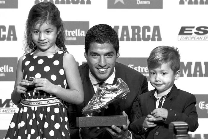 Luis Suárez con sus hijos Delfina y Benjamín, tras recibir la Bota de Oro, ayer, en Barcelona. Foto: Josep Lago, AFP