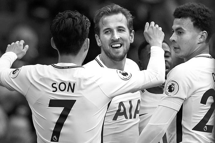 Harry Kane (c), del Tottenham Hotspur, festeja luego de marcar su segundo gol al Southampton, ayer, en el estadio Wembley Stadium, en Londres. Foto: Adrian Dennis, AFP