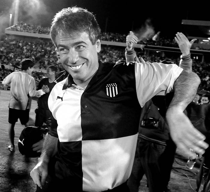 Pablo Bengoechea, durante los festejos por los 120 años de Peñarol, en el estadio
Centenario. Foto: Victoria Rodríguez (archivo, setiembre de 2011)