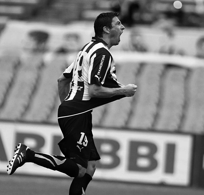 Juan Manuel Olivera, tras convertir el segundo gol de Peñarol ante Bella Vista, ayer, en el estadio Centenario. 