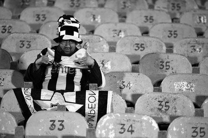 Hincha de Peñarol en la platea Olímpica, durante el partido entre Peñarol y Tacuarembó por el Torneo Apertura. / Foto: Nicolás Celaya (archivo, agosto de 2014)