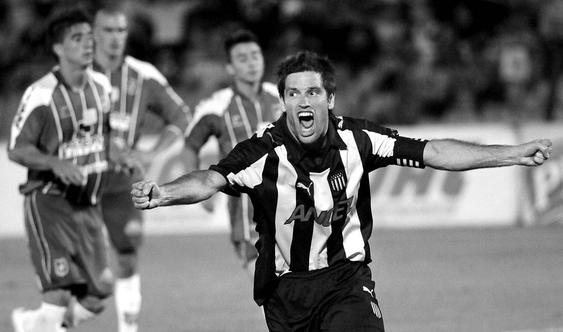 Antonio Pacheco, tras convertir el primer gol de Peñarol ante Central Español, ayer, en el estadio Centenario.