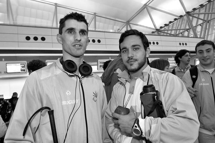 Henry Borges e Iván Duarte, el domingo, en el aeropuerto de Carrasco. / Foto: Federico Gutiérrez